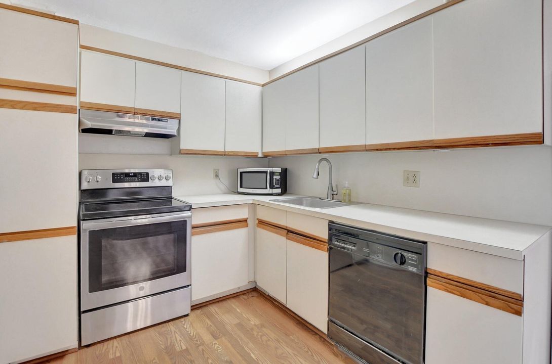 Active With Contract: $269,900 (2 beds, 2 baths, 1090 Square Feet)