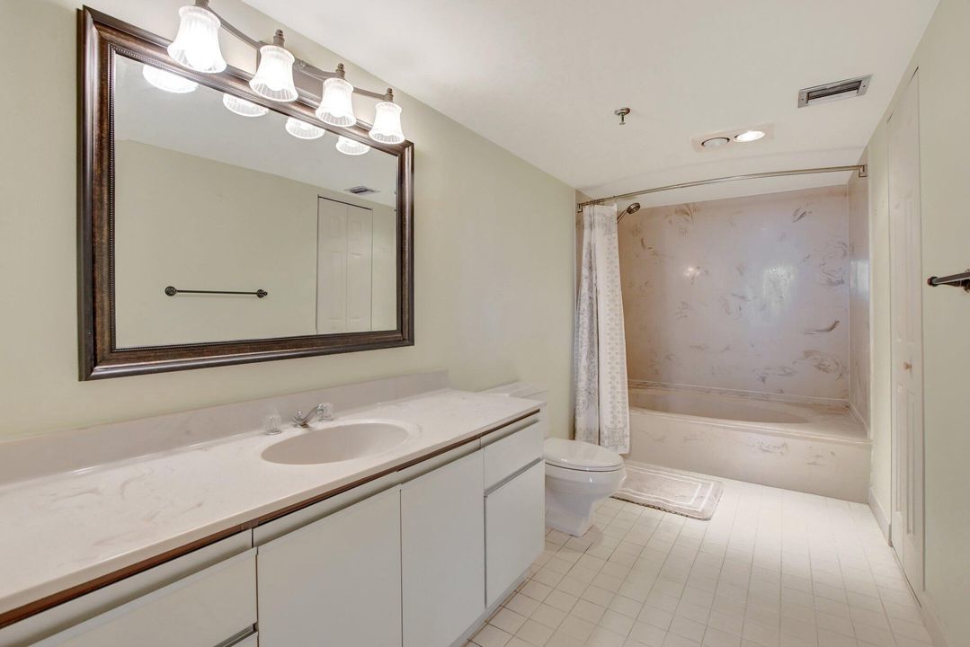 Active With Contract: $269,900 (2 beds, 2 baths, 1090 Square Feet)