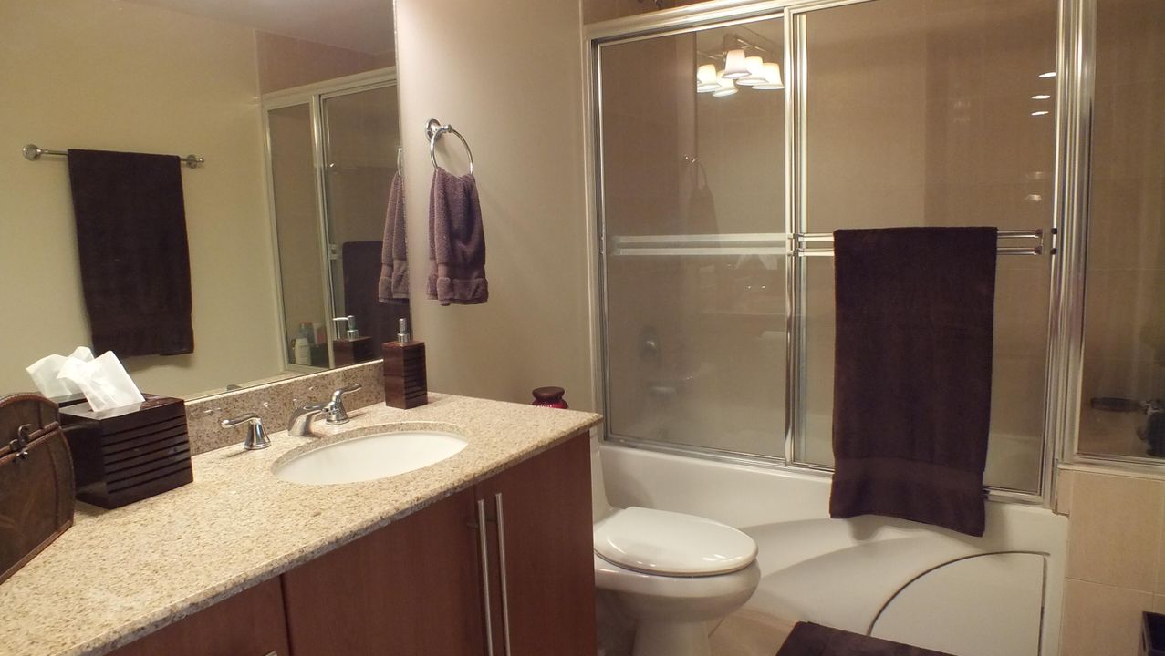 For Sale: $365,000 (1 beds, 1 baths, 884 Square Feet)