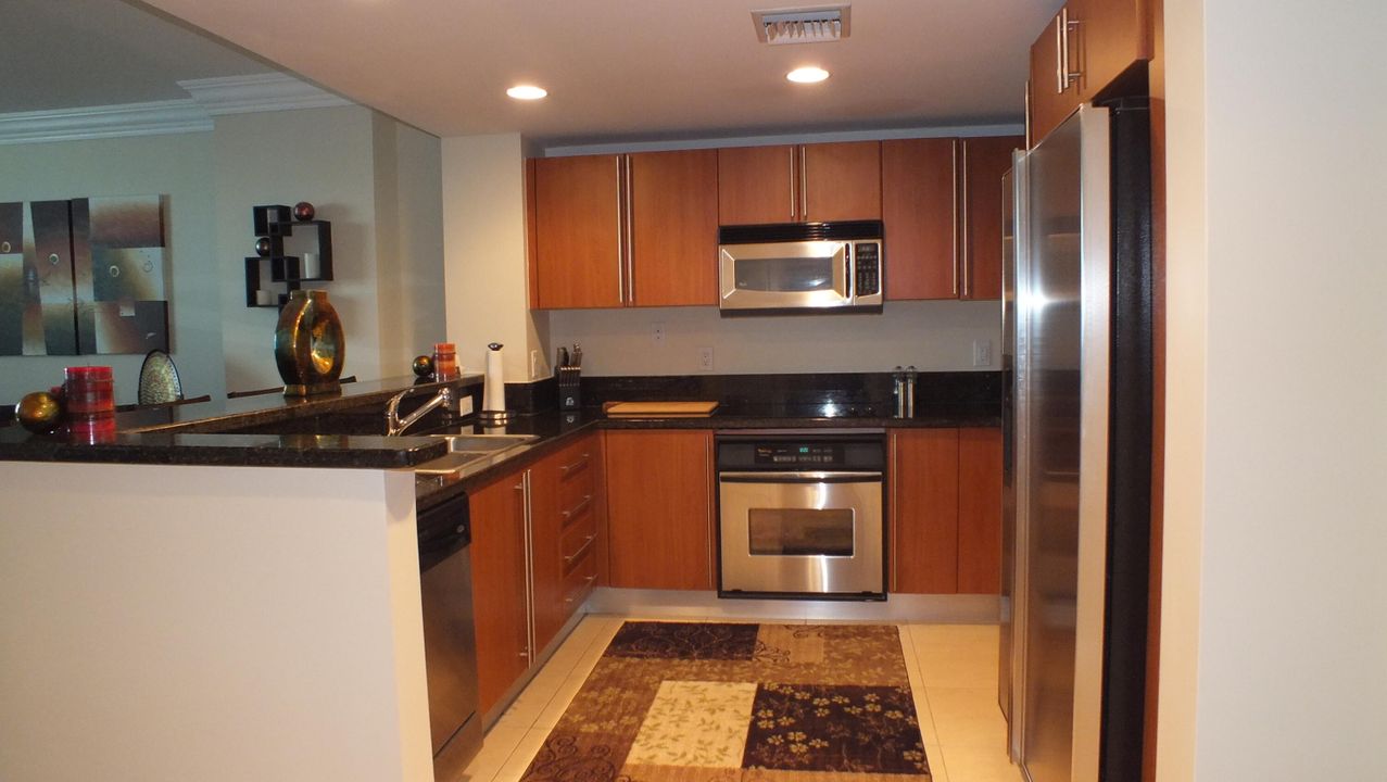 For Sale: $365,000 (1 beds, 1 baths, 884 Square Feet)