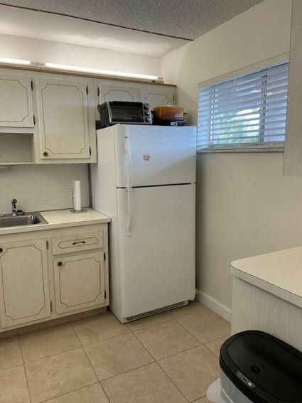 For Sale: $105,000 (2 beds, 1 baths, 894 Square Feet)