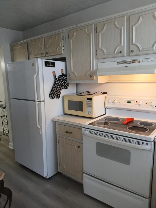 For Rent: $1,950 (1 beds, 1 baths, 720 Square Feet)