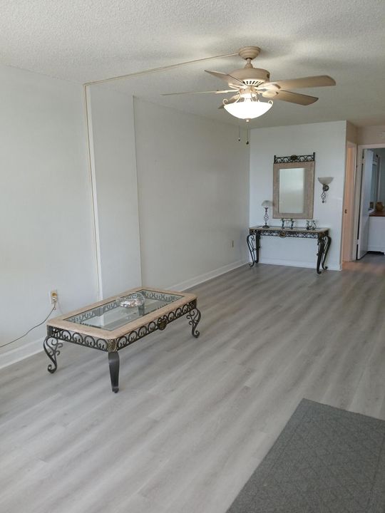 For Rent: $1,950 (1 beds, 1 baths, 720 Square Feet)