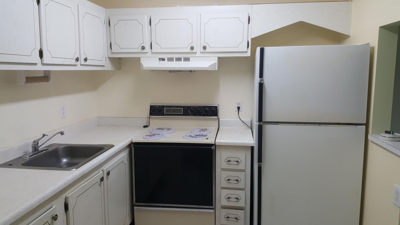 For Sale: $129,900 (1 beds, 1 baths, 642 Square Feet)