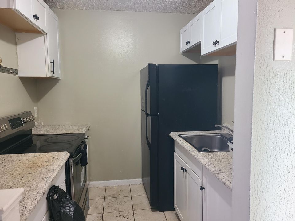 Active With Contract: $175,000 (2 beds, 2 baths, 864 Square Feet)