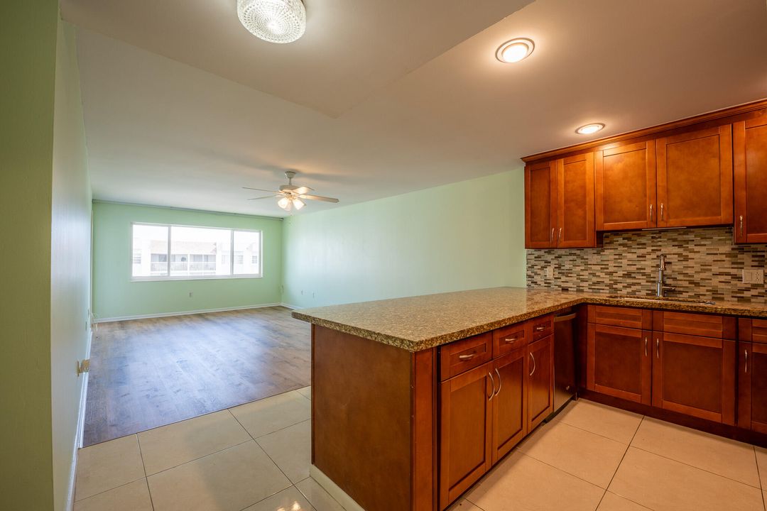 Active With Contract: $1,700 (2 beds, 2 baths, 1010 Square Feet)