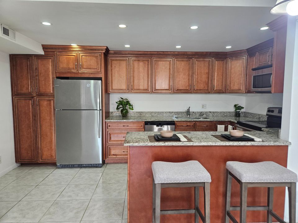 For Sale: $215,000 (2 beds, 2 baths, 1111 Square Feet)
