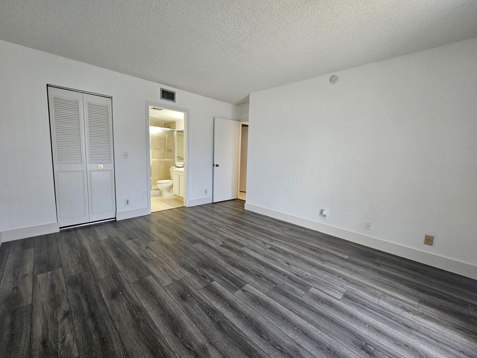For Sale: $215,000 (2 beds, 2 baths, 1111 Square Feet)