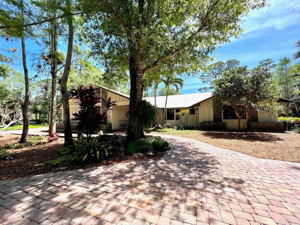 For Sale: $1,050,000 (4 beds, 2 baths, 2813 Square Feet)