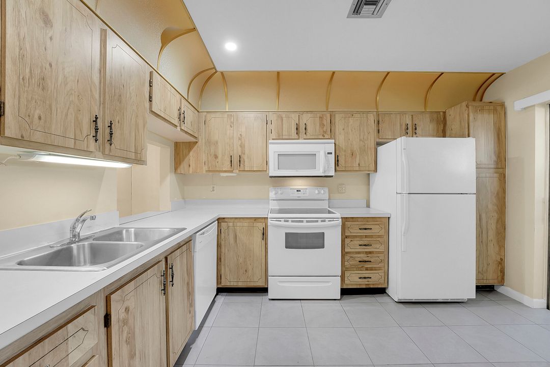 For Sale: $172,000 (2 beds, 2 baths, 1196 Square Feet)