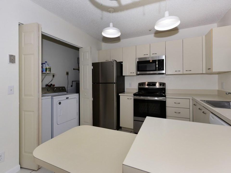 Active With Contract: $334,000 (2 beds, 2 baths, 1177 Square Feet)