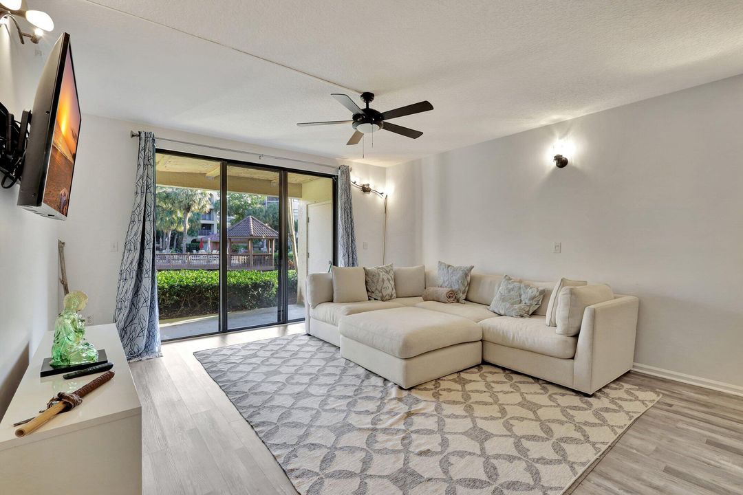 Active With Contract: $445,000 (2 beds, 2 baths, 1192 Square Feet)