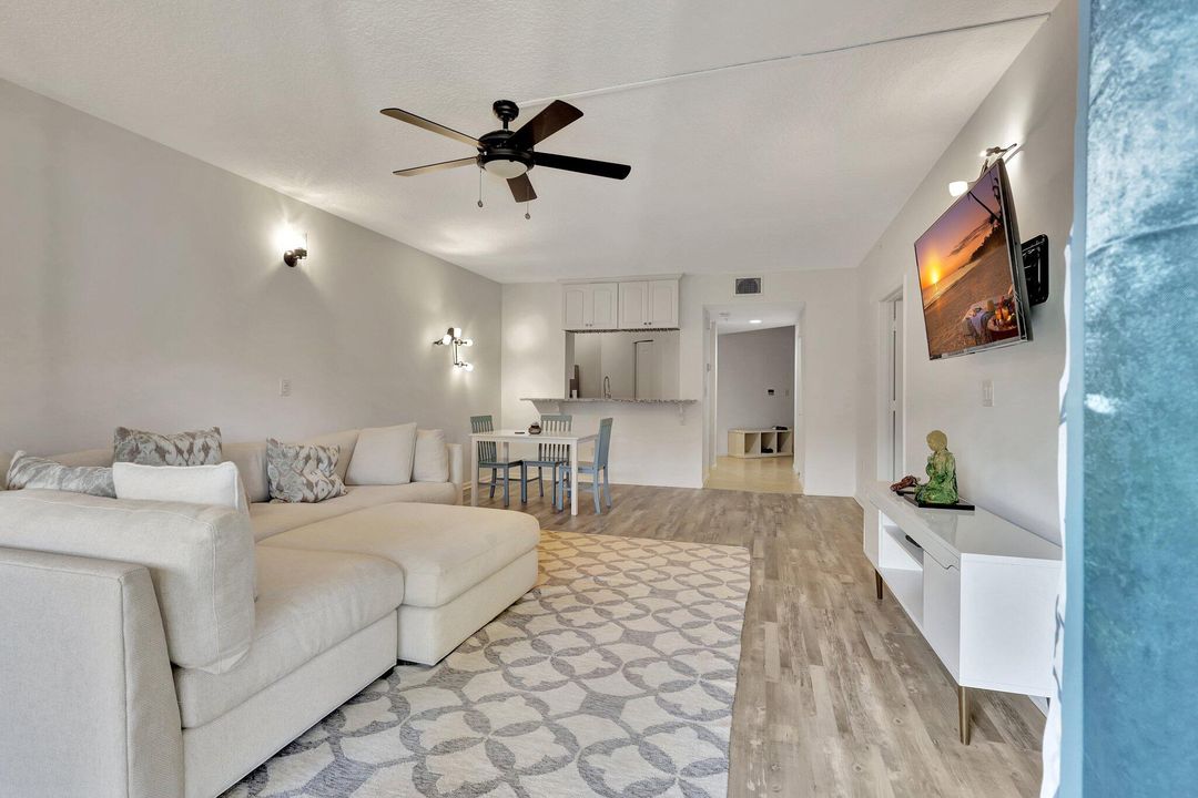 Active With Contract: $445,000 (2 beds, 2 baths, 1192 Square Feet)