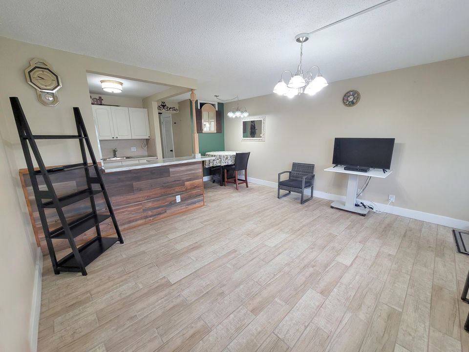 For Sale: $105,000 (1 beds, 1 baths, 585 Square Feet)