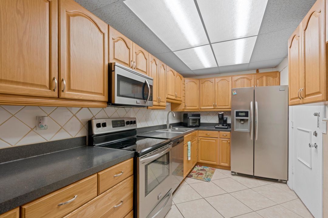 For Sale: $238,500 (2 beds, 2 baths, 1000 Square Feet)