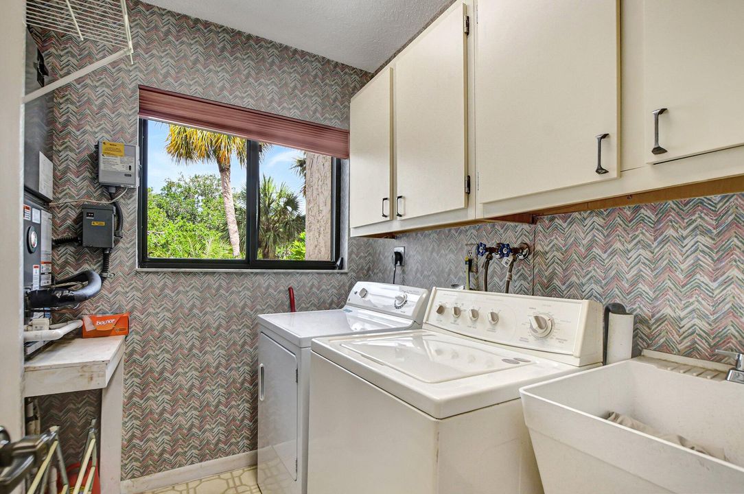 Active With Contract: $1,250,000 (3 beds, 2 baths, 2744 Square Feet)