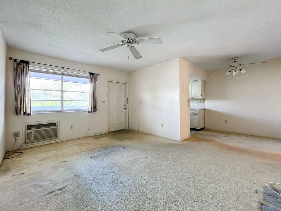 For Sale: $129,000 (1 beds, 1 baths, 754 Square Feet)