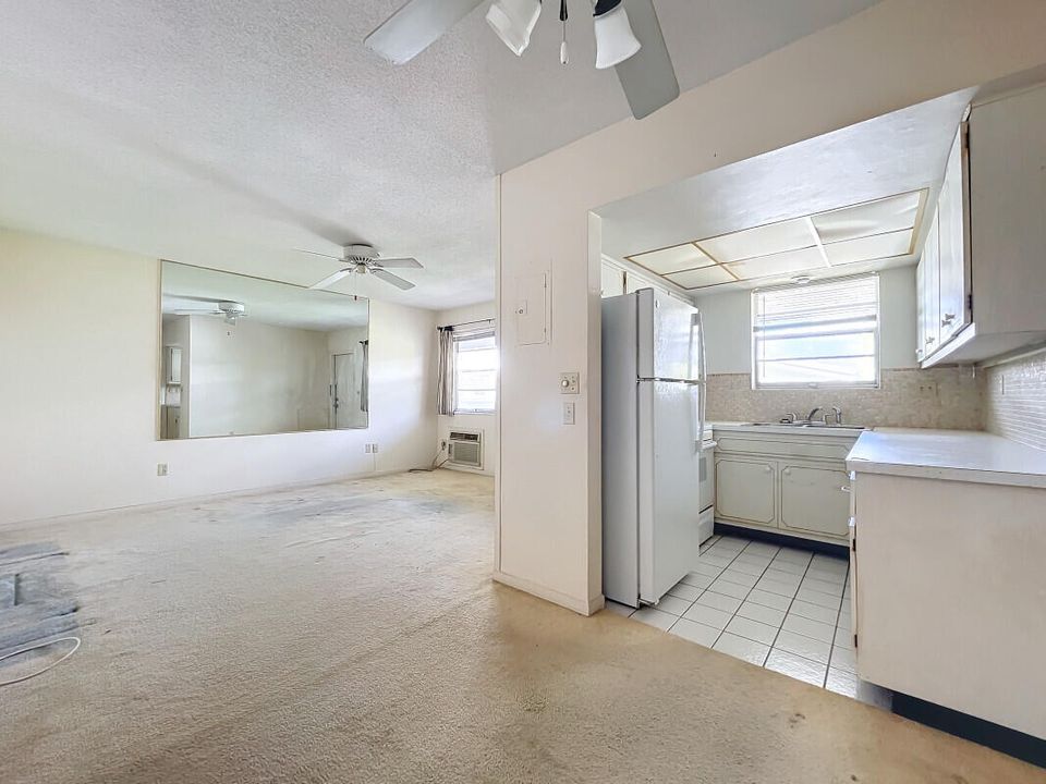 For Sale: $129,000 (1 beds, 1 baths, 754 Square Feet)