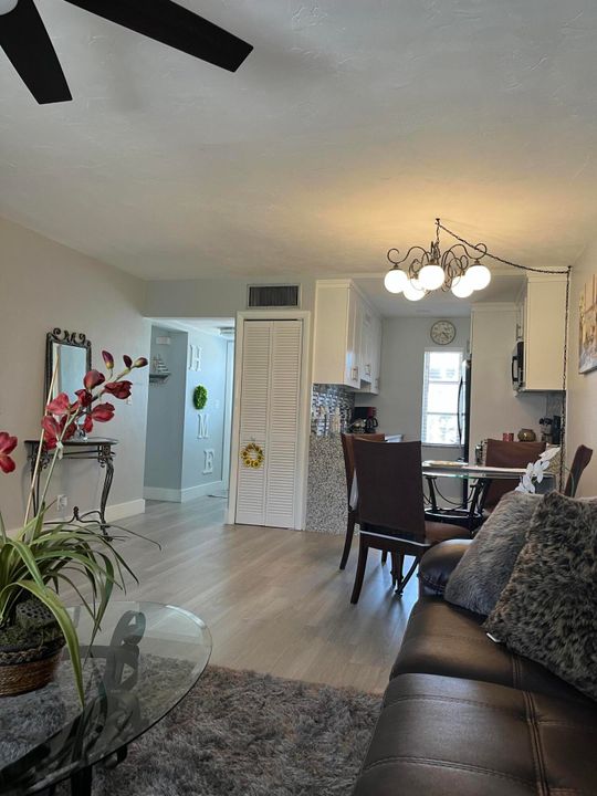 Active With Contract: $2,000 (1 beds, 1 baths, 648 Square Feet)