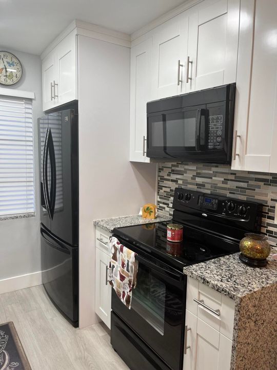 Active With Contract: $2,000 (1 beds, 1 baths, 648 Square Feet)