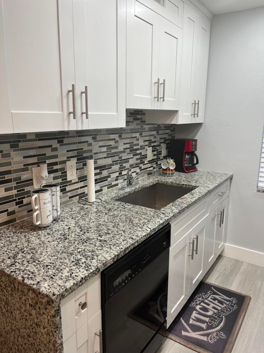 Active With Contract: $2,000 (1 beds, 1 baths, 648 Square Feet)