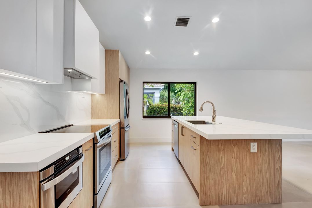 For Sale: $950,000 (3 beds, 2 baths, 1960 Square Feet)