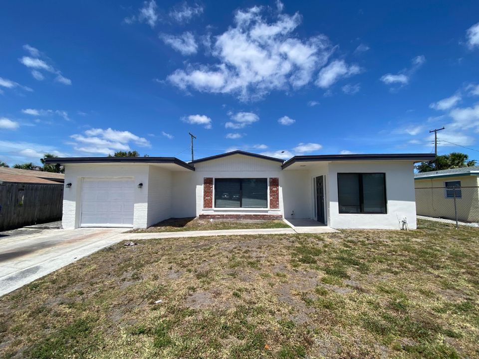 Active With Contract: $3,200 (4 beds, 2 baths, 1340 Square Feet)