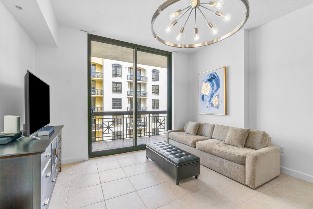 Active With Contract: $2,950 (1 beds, 1 baths, 876 Square Feet)