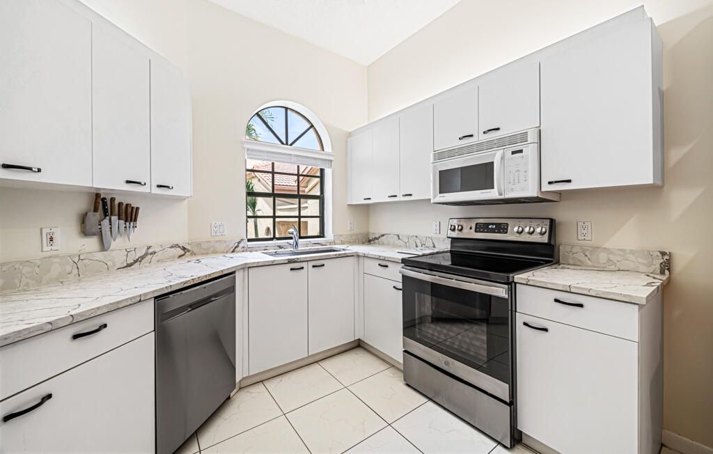 For Sale: $325,000 (3 beds, 2 baths, 1657 Square Feet)