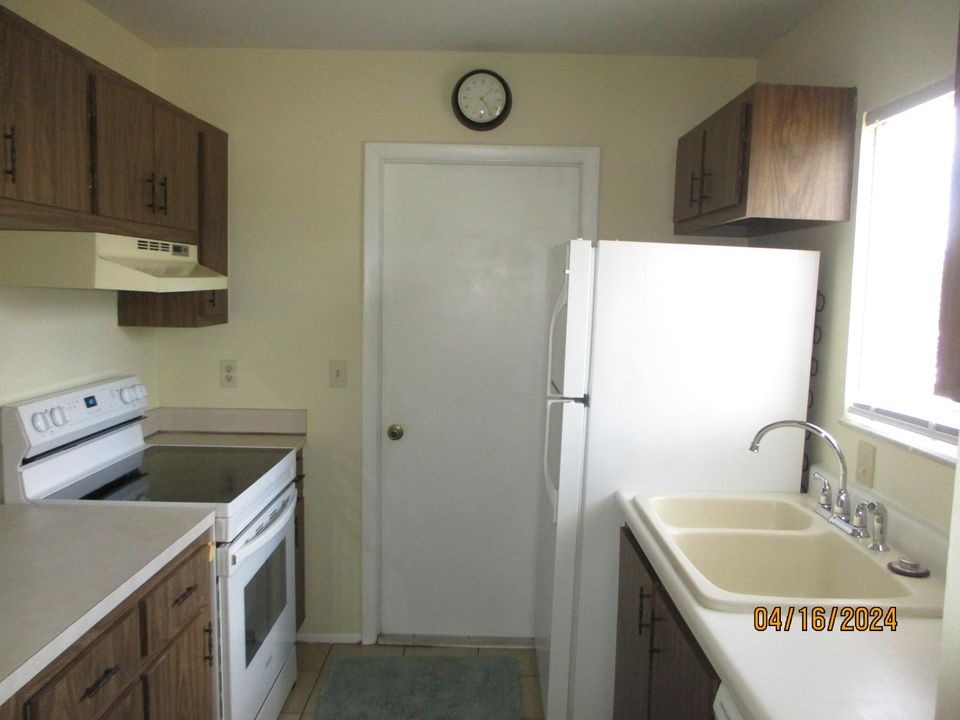 Active With Contract: $1,950 (2 beds, 2 baths, 920 Square Feet)