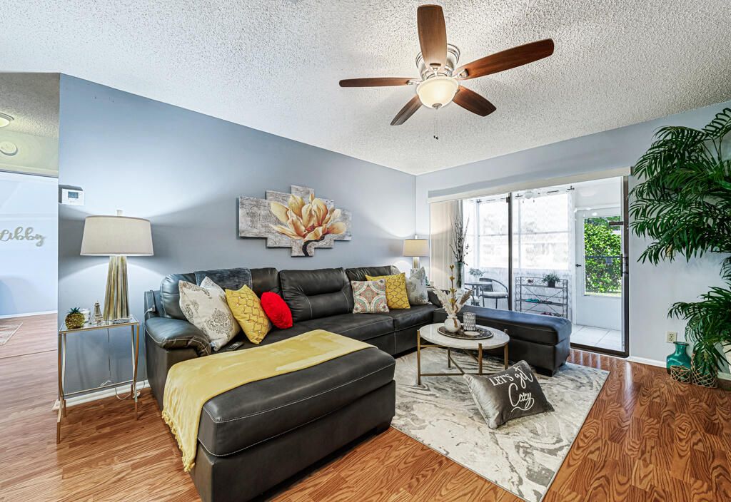 Active With Contract: $149,900 (2 beds, 1 baths, 815 Square Feet)