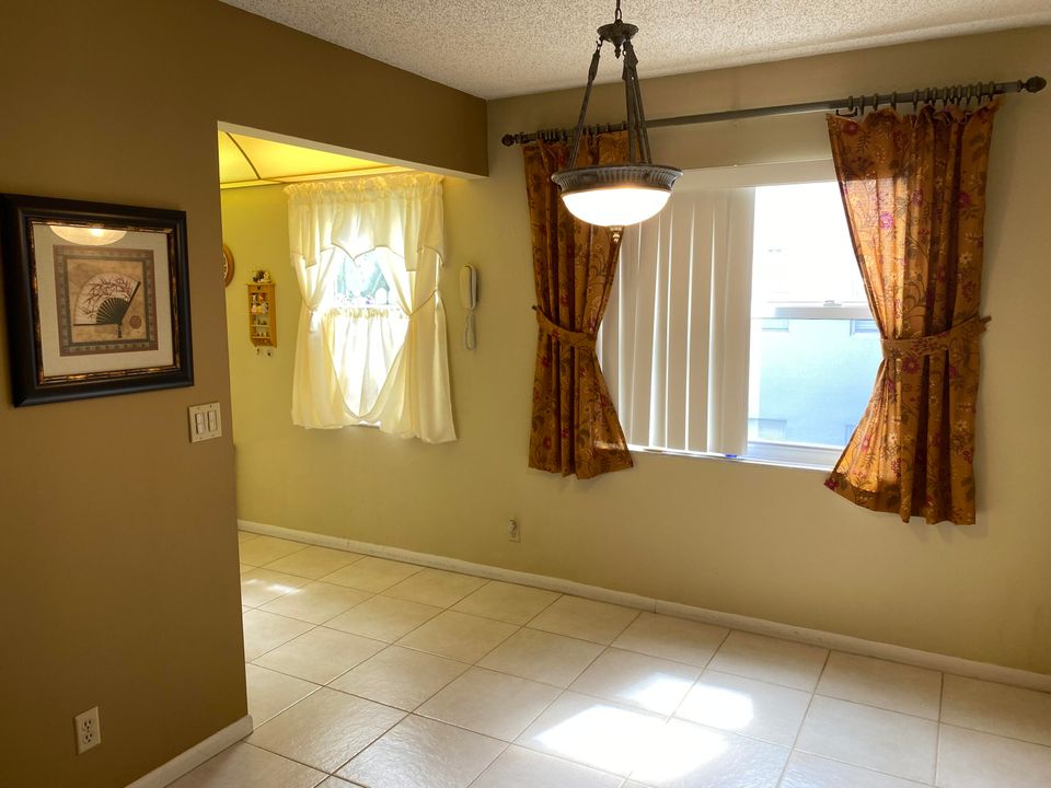 For Sale: $129,000 (2 beds, 2 baths, 902 Square Feet)