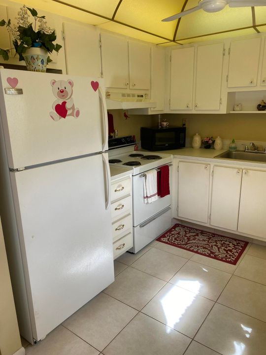 For Sale: $129,000 (2 beds, 2 baths, 902 Square Feet)