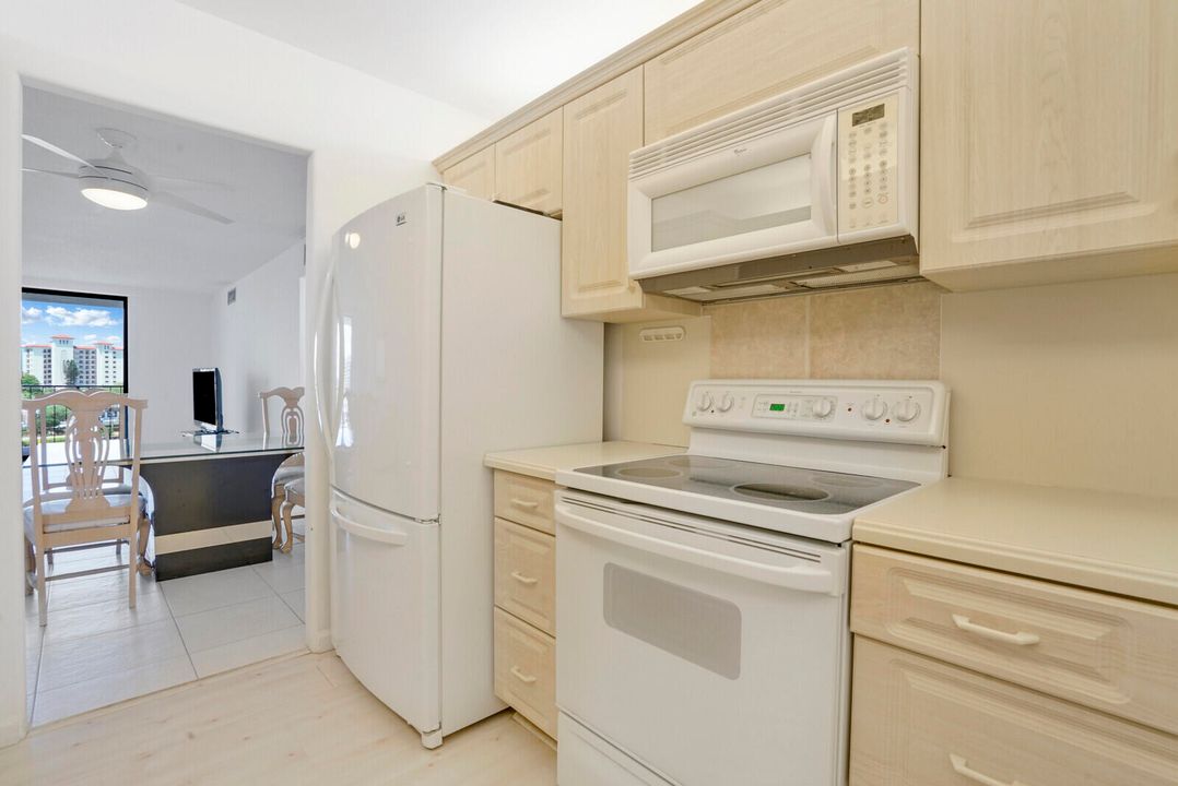 For Sale: $319,000 (2 beds, 2 baths, 1368 Square Feet)