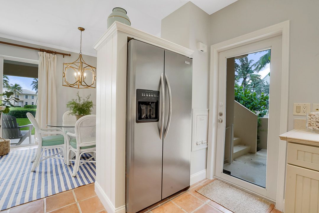 For Sale: $1,100,000 (2 beds, 2 baths, 1254 Square Feet)