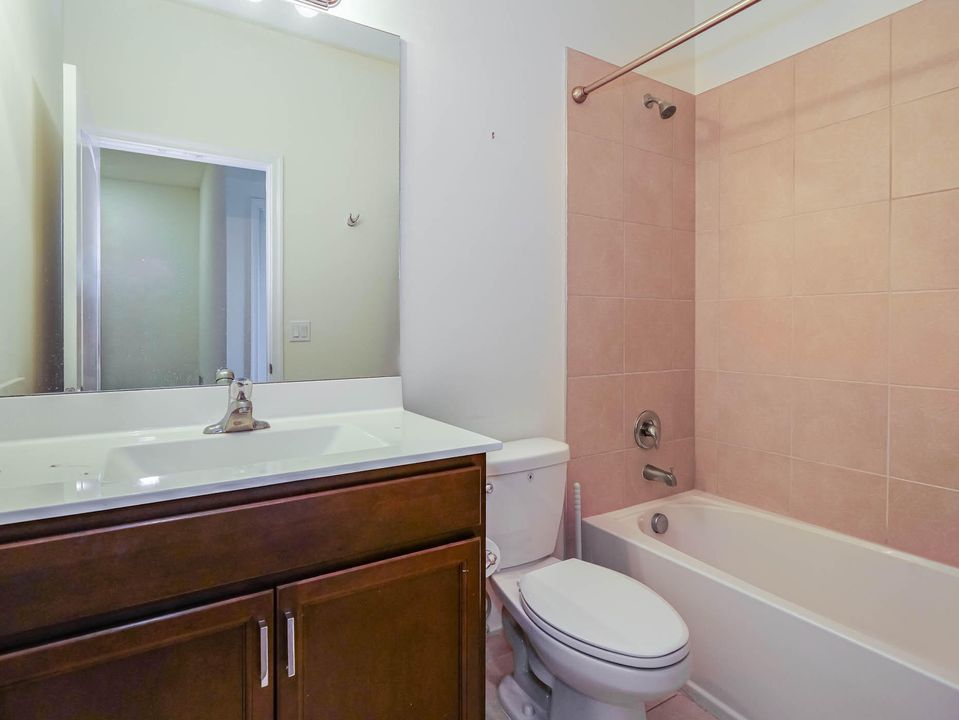 合同活跃: $2,050 (3 贝兹, 2 浴室, 1685 平方英尺)