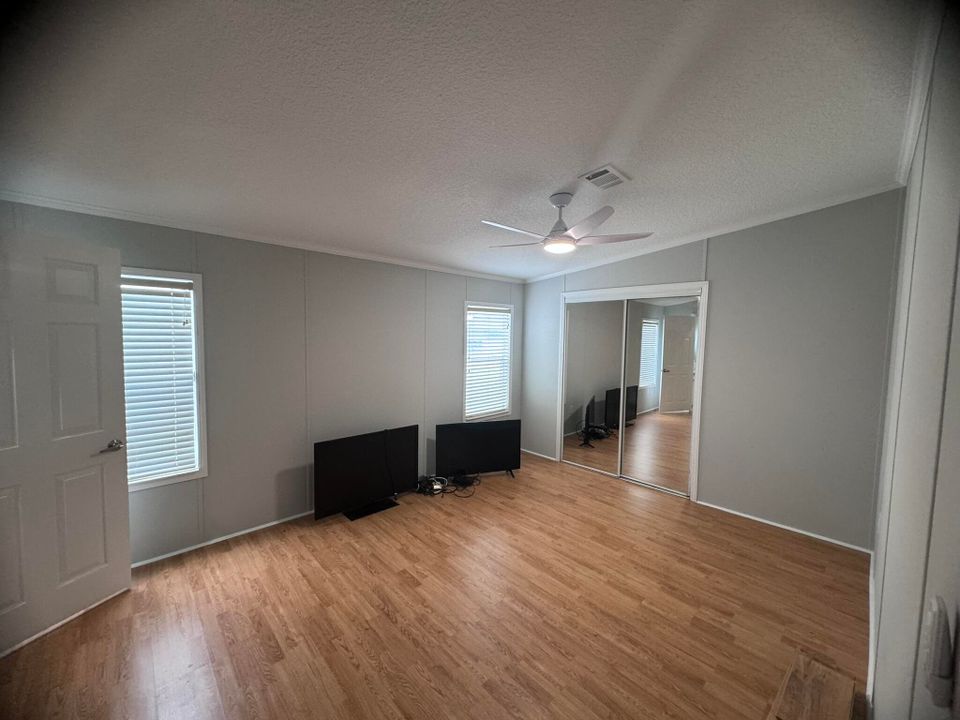 For Sale: $209,000 (2 beds, 1 baths, 1217 Square Feet)