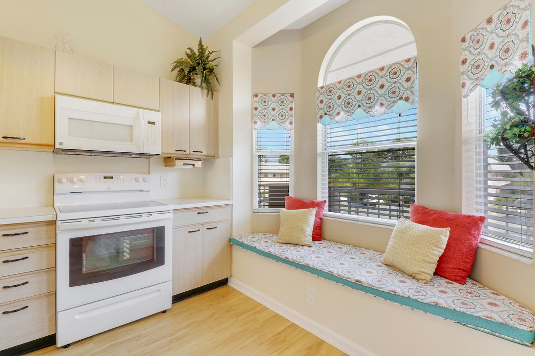For Sale: $315,000 (2 beds, 2 baths, 945 Square Feet)