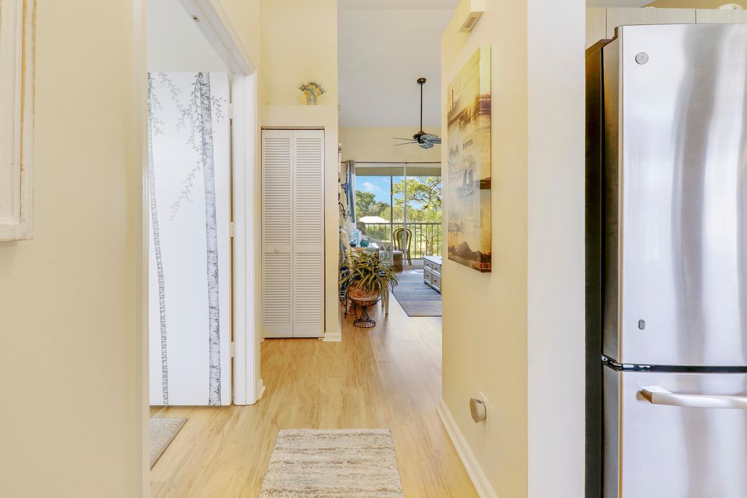 For Sale: $299,000 (2 beds, 2 baths, 945 Square Feet)