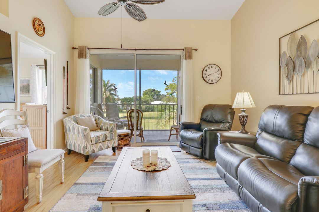 For Sale: $299,000 (2 beds, 2 baths, 945 Square Feet)