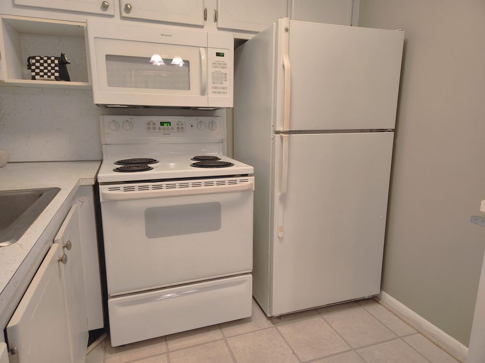For Sale: $104,000 (1 beds, 1 baths, 532 Square Feet)