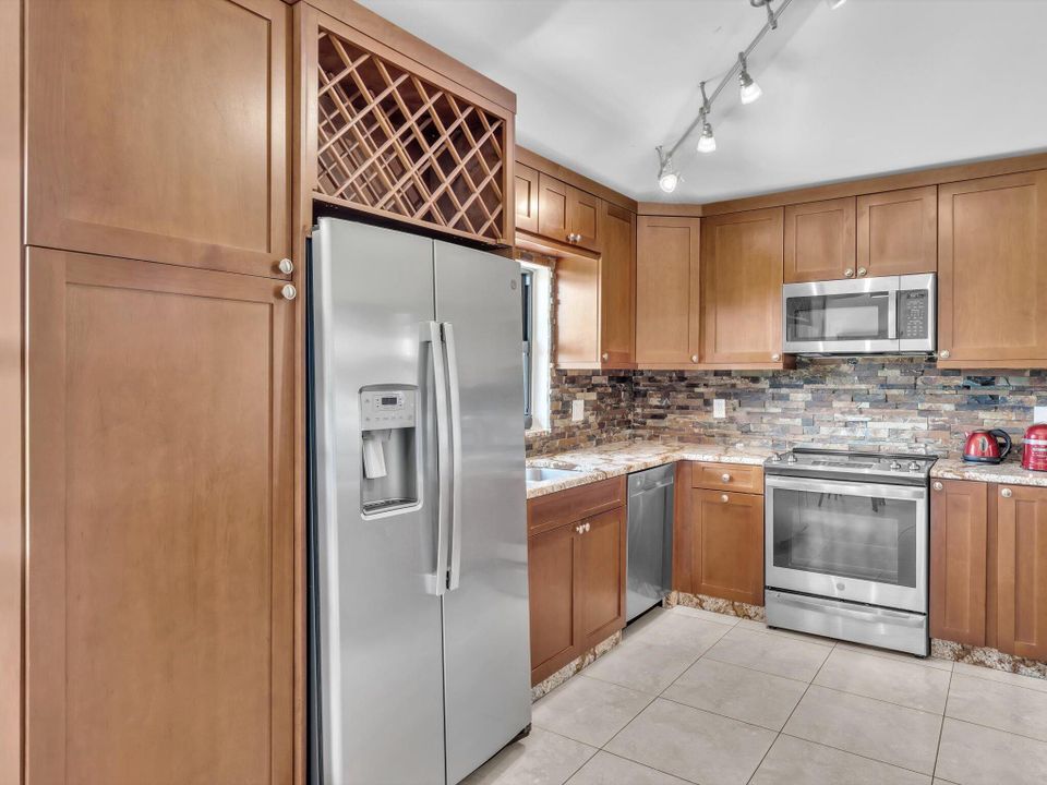 For Sale: $375,000 (3 beds, 2 baths, 1977 Square Feet)