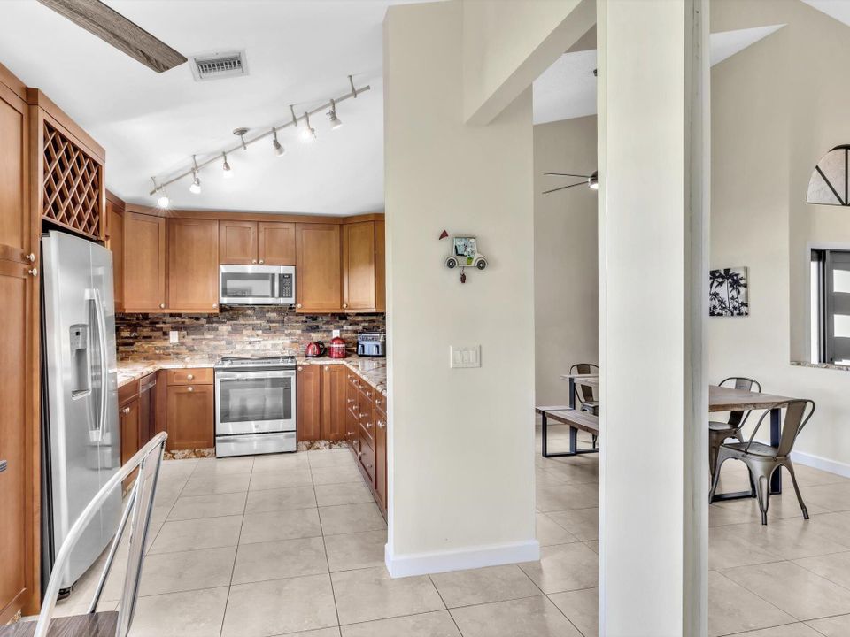 For Sale: $365,000 (3 beds, 2 baths, 1977 Square Feet)