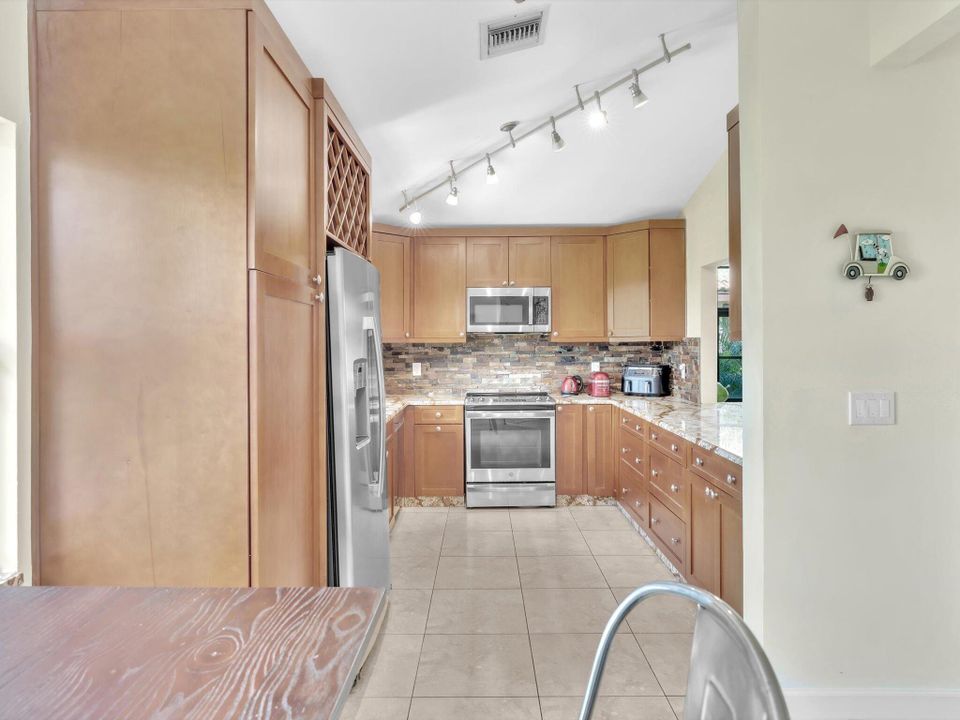 For Sale: $365,000 (3 beds, 2 baths, 1977 Square Feet)