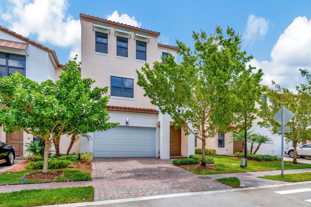 Active With Contract: $700,000 (4 beds, 3 baths, 2511 Square Feet)