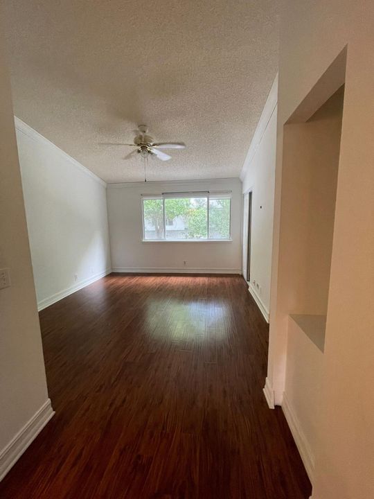 For Sale: $335,000 (2 beds, 1 baths, 1110 Square Feet)