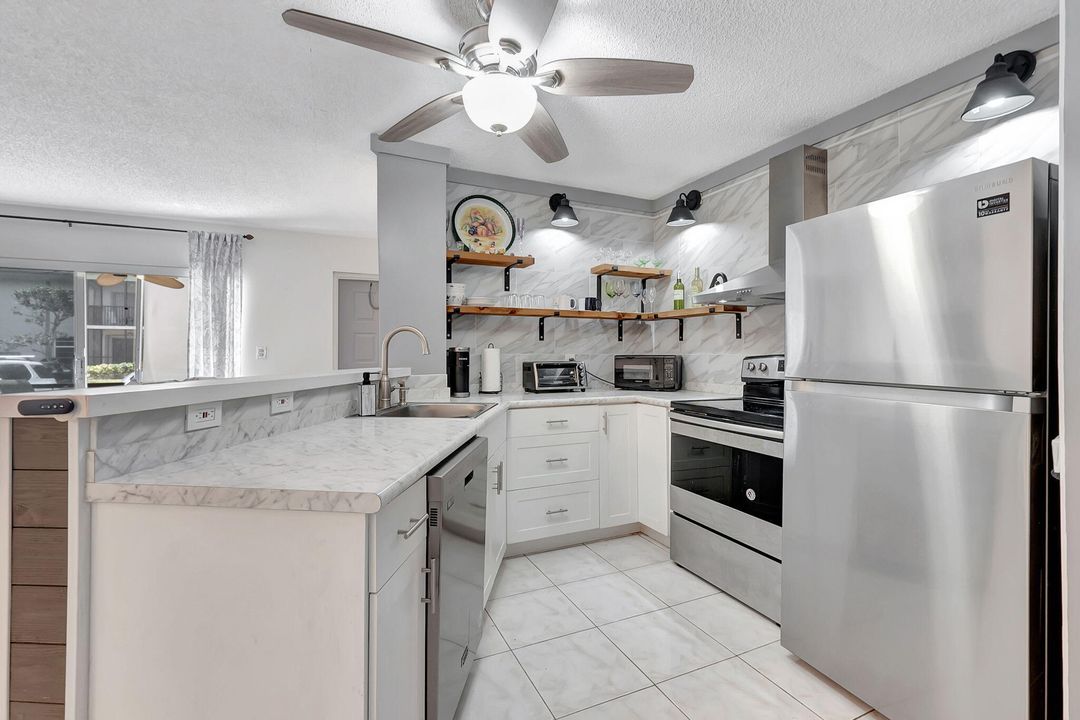 For Sale: $165,000 (2 beds, 2 baths, 915 Square Feet)