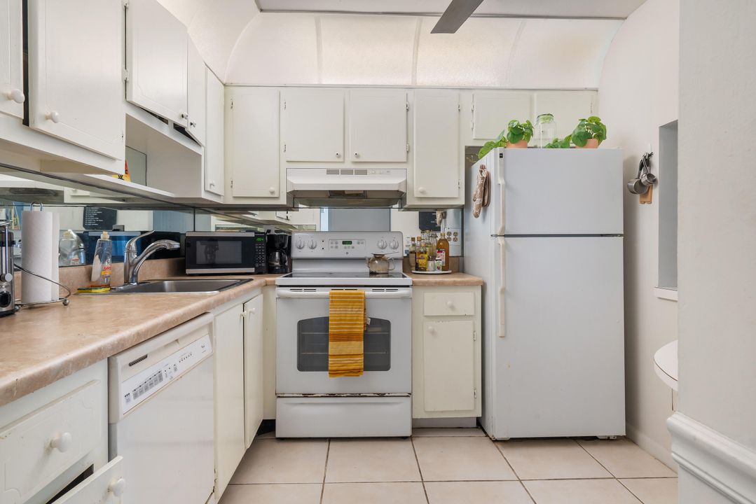 For Sale: $185,000 (1 beds, 1 baths, 688 Square Feet)