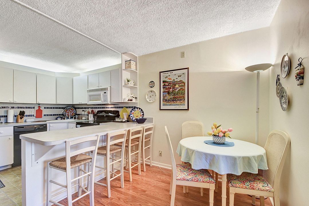 Active With Contract: $139,000 (2 beds, 1 baths, 682 Square Feet)