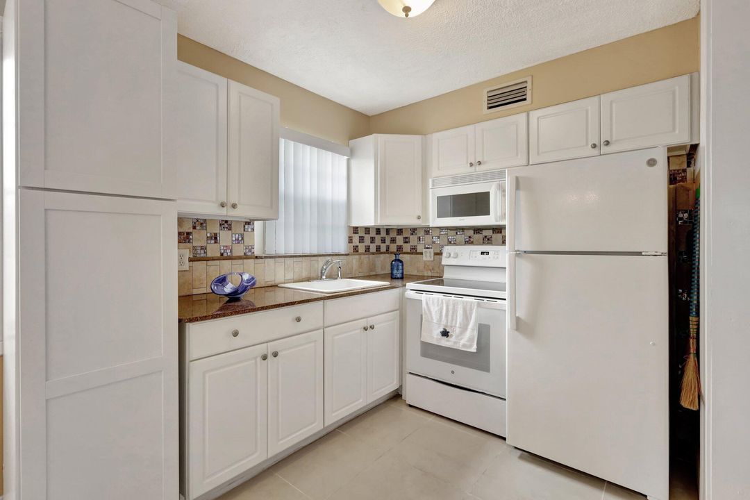 For Sale: $185,000 (2 beds, 1 baths, 798 Square Feet)